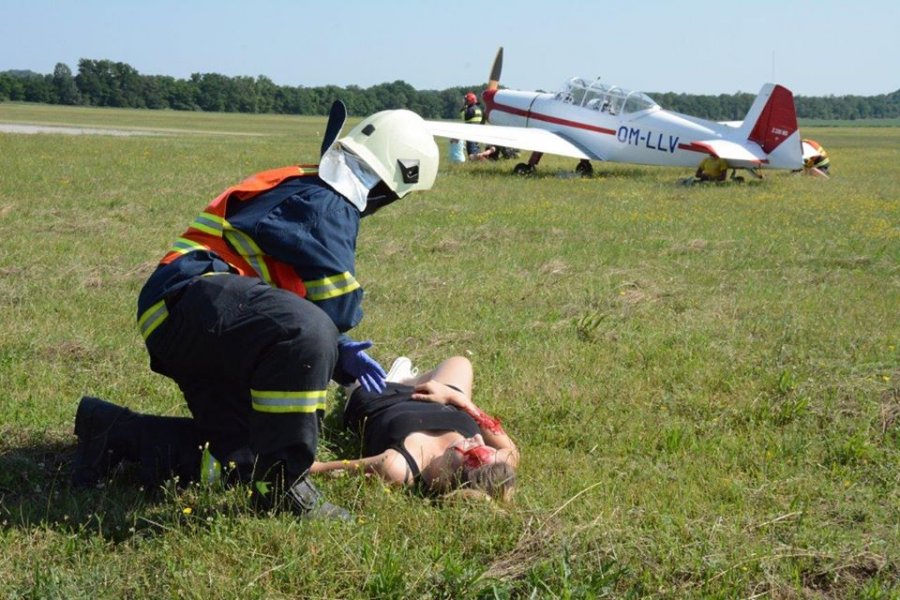 Na letisku v obci Boleráz sa konalo cvičenie hasičov, ktorí trénovali zásah pri páde lietadla, foto 16