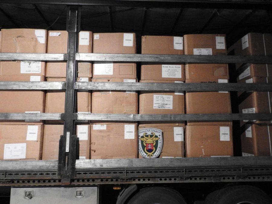 Colníci zadržali kamión s takmer 12 tonami nelegálnej tabakovej suroviny, foto 3