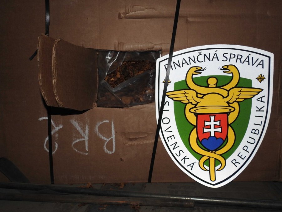 Colníci zadržali kamión s takmer 12 tonami nelegálnej tabakovej suroviny, foto 4