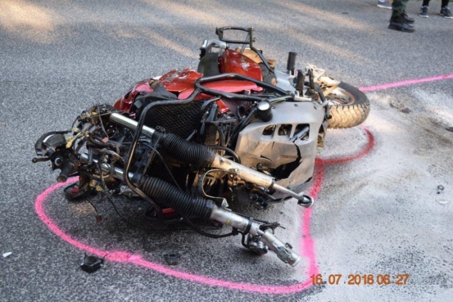 Na ceste za obcou Banka došlo k závažnej nehode 33-ročného motocyklistu a dodávky, foto 1