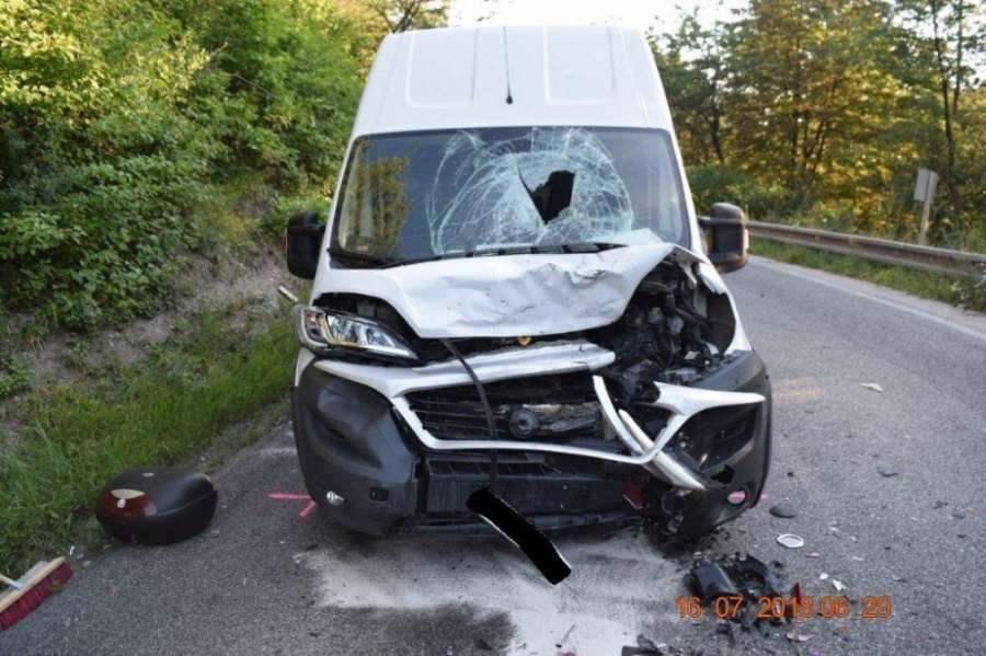 Na ceste za obcou Banka došlo k závažnej nehode 33-ročného motocyklistu a dodávky, foto 2