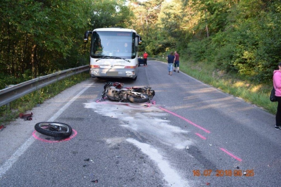 Na ceste za obcou Banka došlo k závažnej nehode 33-ročného motocyklistu a dodávky, foto 3