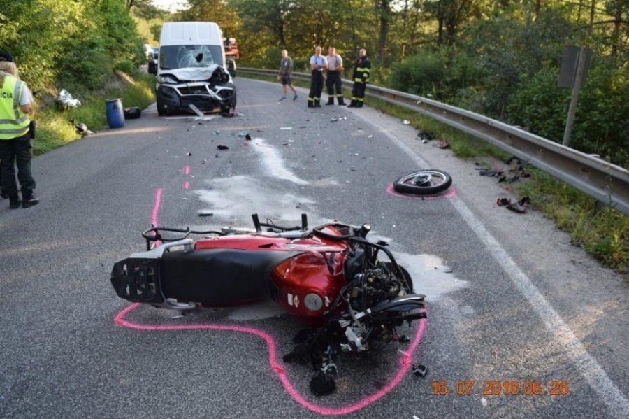 Na ceste za obcou Banka došlo k závažnej nehode 33-ročného motocyklistu a dodávky, foto 4