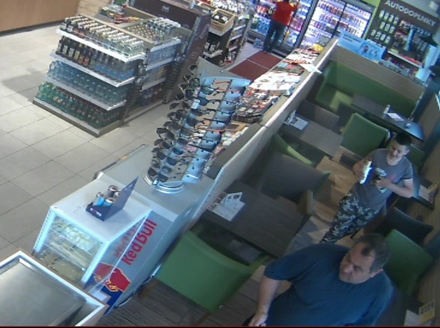 Polícia sa obracia na verejnosť so žiadosťou o pomoc pri identifikácii dvoch osôb - muža a chlapca, foto 1