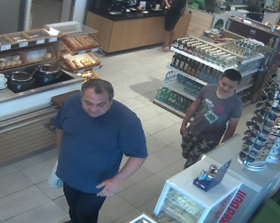 Polícia sa obracia na verejnosť so žiadosťou o pomoc pri identifikácii dvoch osôb - muža a chlapca, foto 2