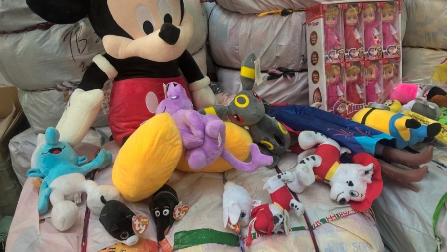 Colníci opäť likvidovali tovar, na trhu by majiteľom ochrannej známky spôsobili škodu 700 000 eur, foto 4