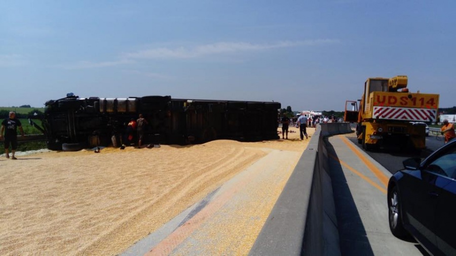 Kamión prevážajúci kukuricu pravdepodobne dostal defekt, nehoda na D1 ochromila dopravu, foto 1