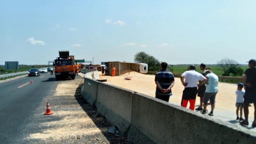 Kamión prevážajúci kukuricu pravdepodobne dostal defekt, nehoda na D1 ochromila dopravu, foto 2