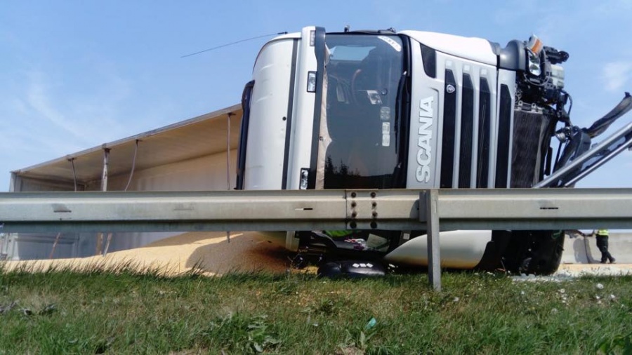 Kamión prevážajúci kukuricu pravdepodobne dostal defekt, nehoda na D1 ochromila dopravu, foto 3