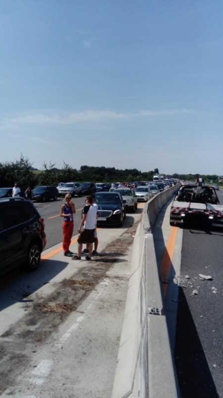 Kamión prevážajúci kukuricu pravdepodobne dostal defekt, nehoda na D1 ochromila dopravu, foto 4