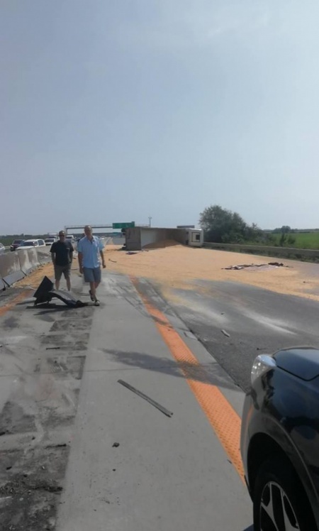 Kamión prevážajúci kukuricu pravdepodobne dostal defekt, nehoda na D1 ochromila dopravu, foto 5