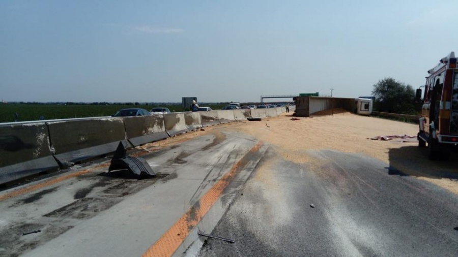 Kamión prevážajúci kukuricu pravdepodobne dostal defekt, nehoda na D1 ochromila dopravu, foto 6