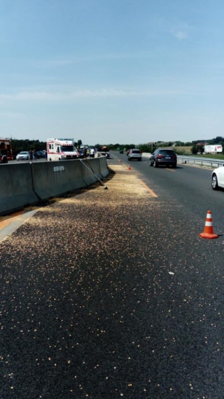 Kamión prevážajúci kukuricu pravdepodobne dostal defekt, nehoda na D1 ochromila dopravu, foto 7