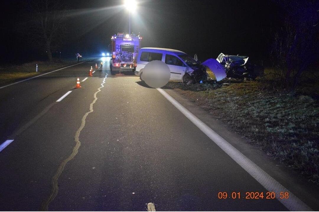 FOTO: Čelná zrážka dvoch áut pri Trnave. Mladý vodič má ťažké zranenia, foto 1