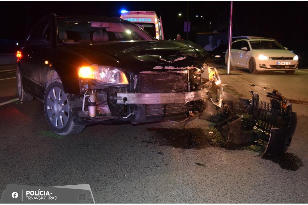 FOTO: V Seredi sa zrazilo osobné auto s motorkou, foto 1