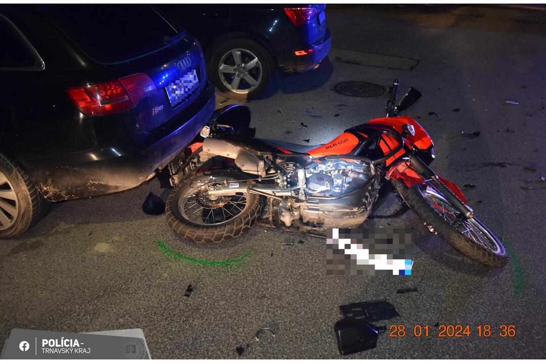FOTO: V Seredi sa zrazilo osobné auto s motorkou, foto 2