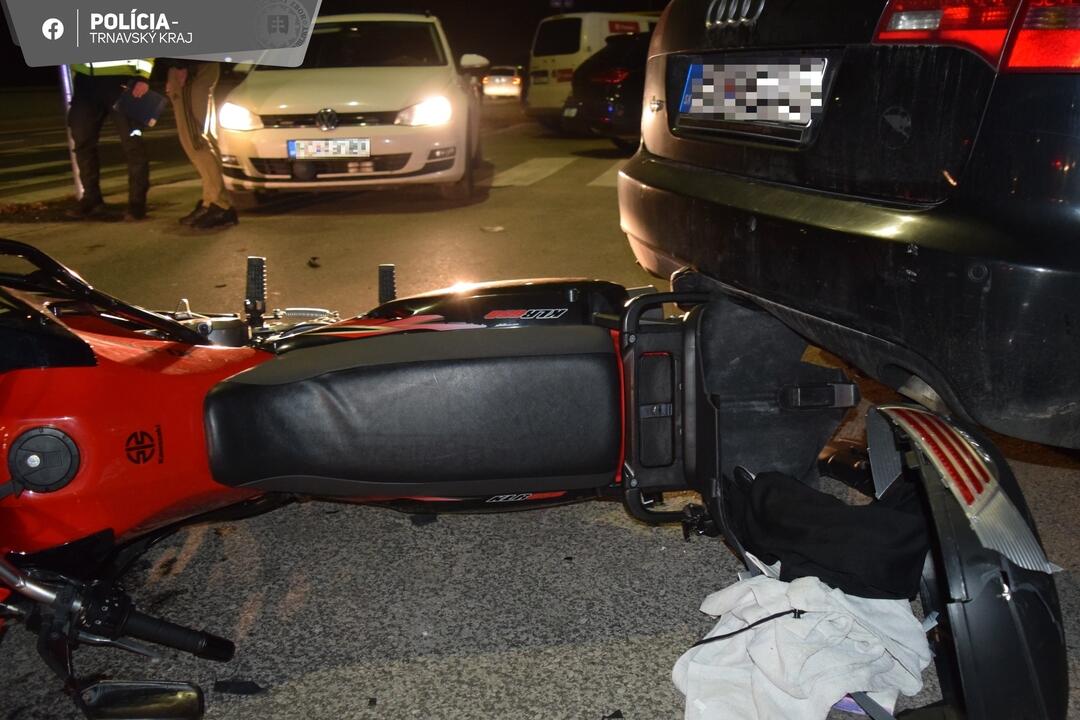 FOTO: V Seredi sa zrazilo osobné auto s motorkou, foto 3