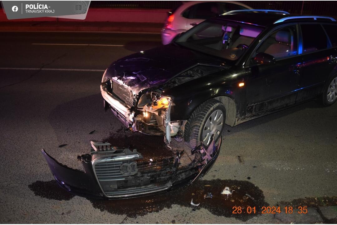 FOTO: V Seredi sa zrazilo osobné auto s motorkou, foto 4