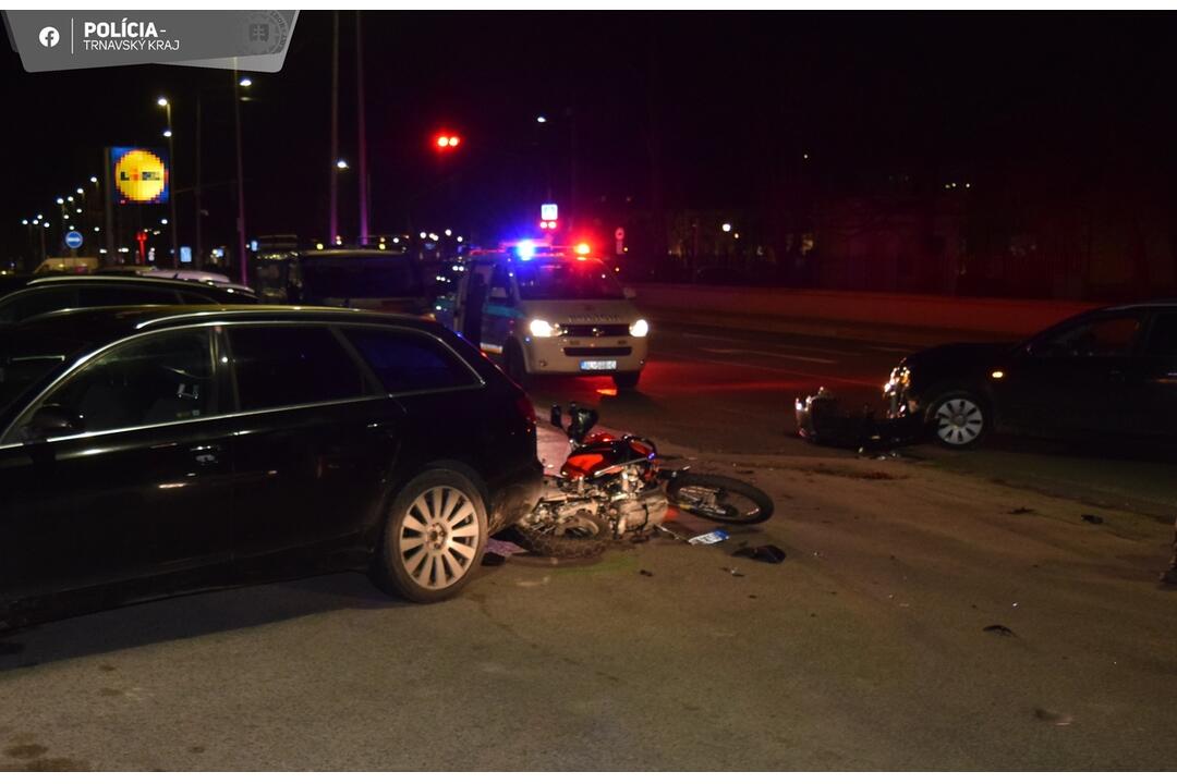 FOTO: V Seredi sa zrazilo osobné auto s motorkou, foto 5