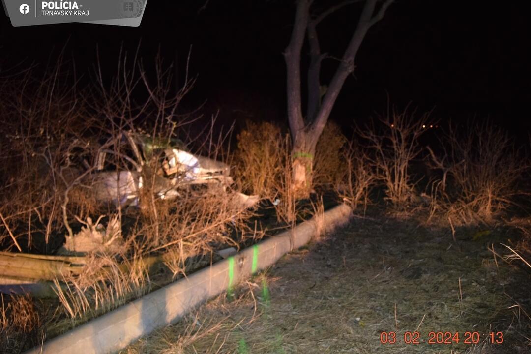 FOTO: Vodič prešiel cez betónový stĺp a narazil do stromu, foto 1