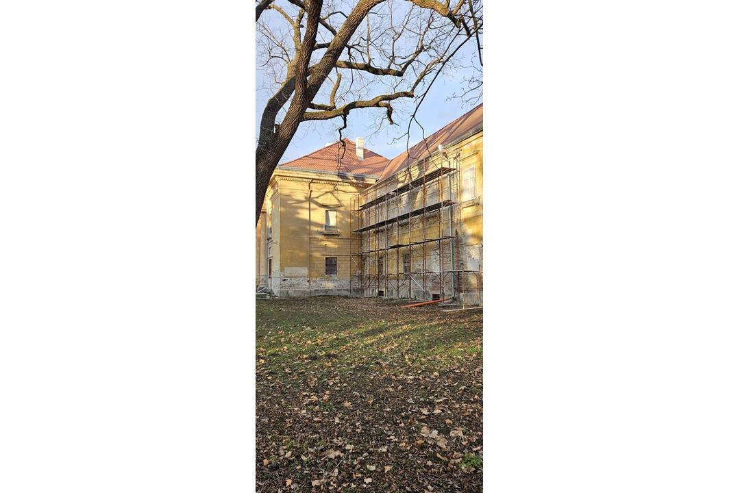 FOTO: Kaštieľ v Seredi prešiel rekonštrukciou, má novú strechu, foto 3