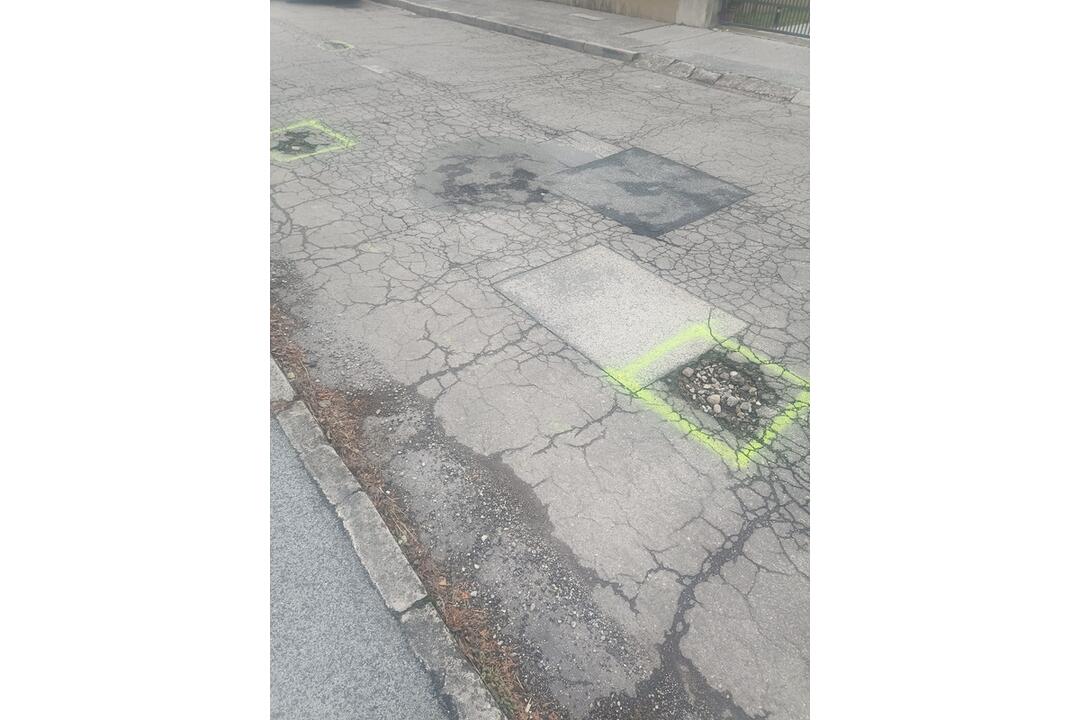 FOTO: Obyvatelia sú pobúrení. Piešťanské cesty vyzerajú ako tankodróm, foto 2