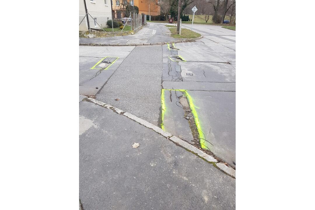 FOTO: Obyvatelia sú pobúrení. Piešťanské cesty vyzerajú ako tankodróm, foto 4