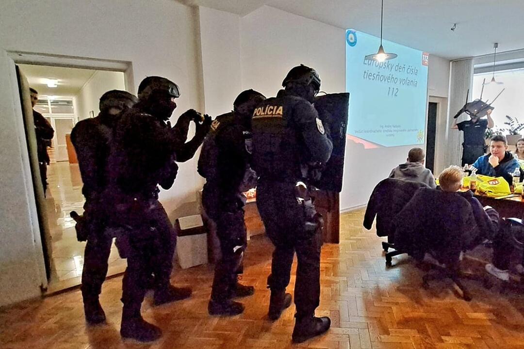FOTO: Trnavskí policajti navštívili deti na základnej škole, foto 1
