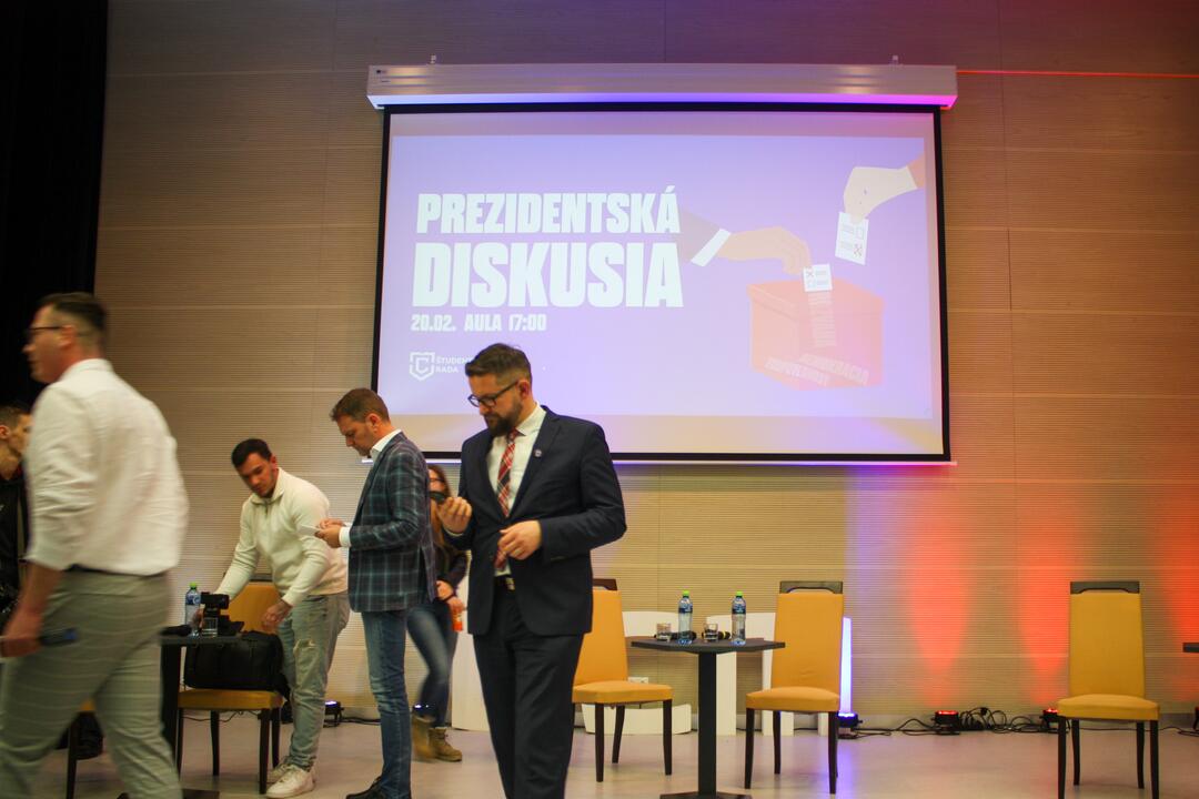 FOTO: V Trnave sa konala jedna z prvých prezidentských debát. Zorganizovali ju študenti, foto 1