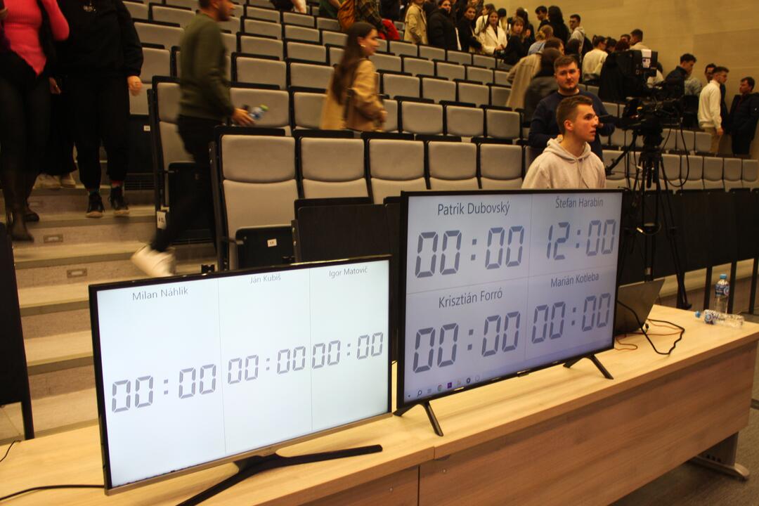 FOTO: V Trnave sa konala jedna z prvých prezidentských debát. Zorganizovali ju študenti, foto 2