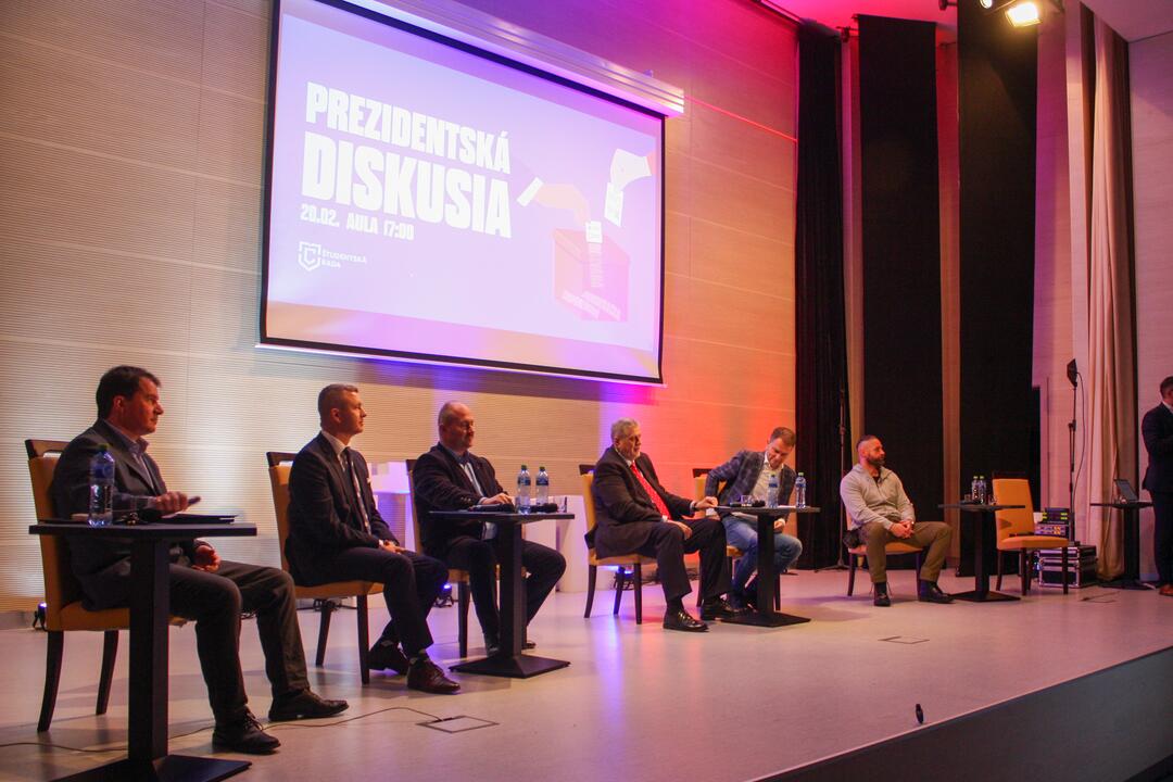 FOTO: V Trnave sa konala jedna z prvých prezidentských debát. Zorganizovali ju študenti, foto 4