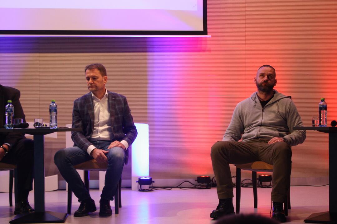 FOTO: V Trnave sa konala jedna z prvých prezidentských debát. Zorganizovali ju študenti, foto 9