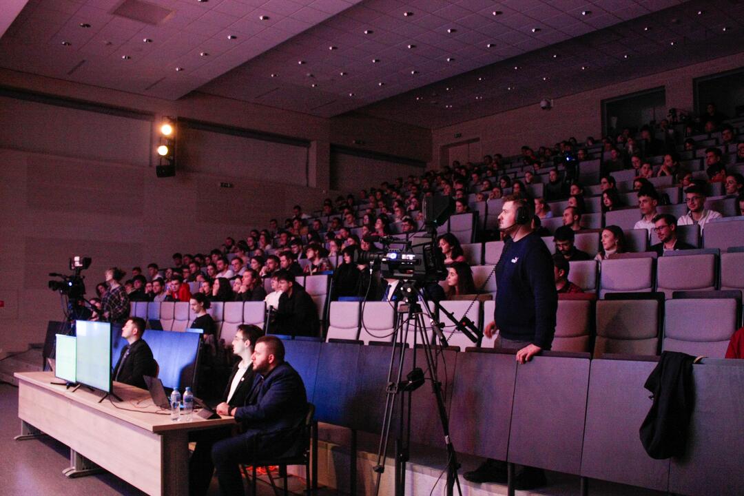 FOTO: V Trnave sa konala jedna z prvých prezidentských debát. Zorganizovali ju študenti, foto 11