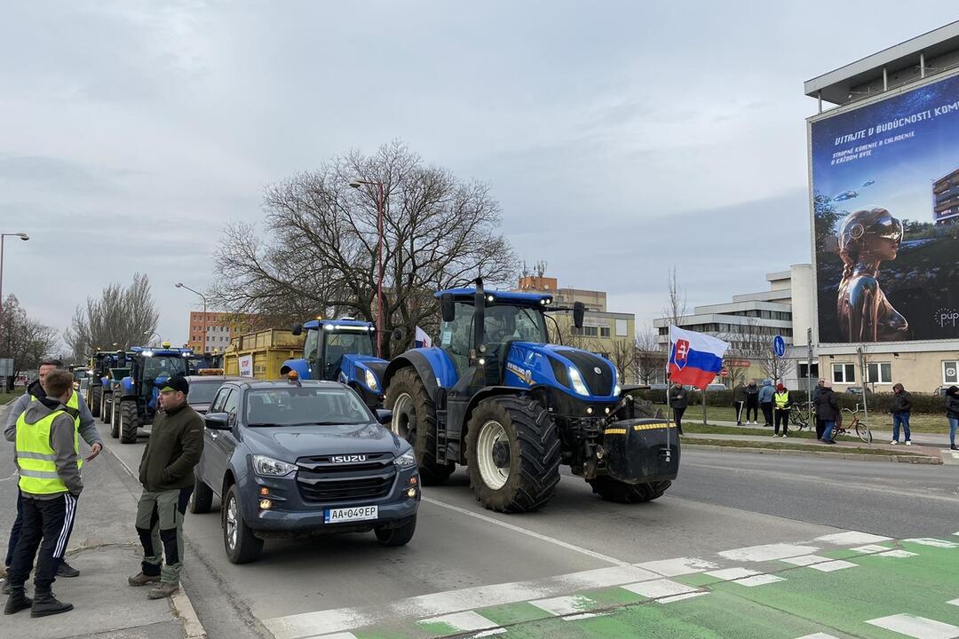 FOTO: Farmárske protesty v Trnave blokujú dopravu, foto 2