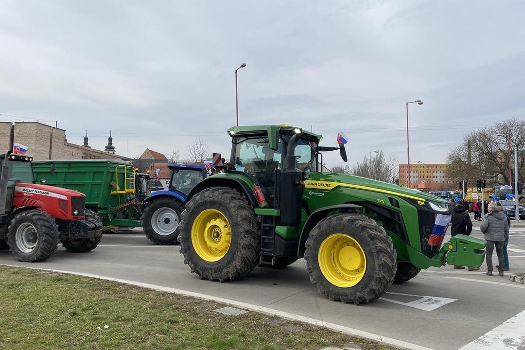 FOTO: Farmárske protesty v Trnave blokujú dopravu, foto 6