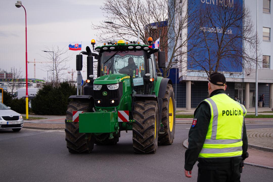 FOTO: Farmárske protesty v Trnave blokujú dopravu, foto 7