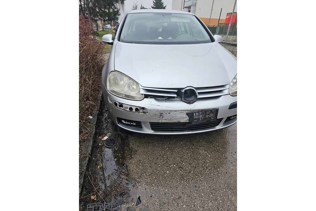 FOTO: Trnavčanovi páchateľ zdemoloval auto. Z miesta nehody ušiel, foto 2