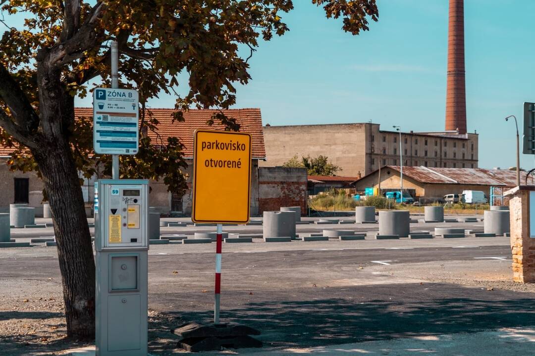 FOTO: Prokuratúra dala za pravdu mestu. Parkovisko na Rybníkovej ulici v Trnave je legálne, foto 2