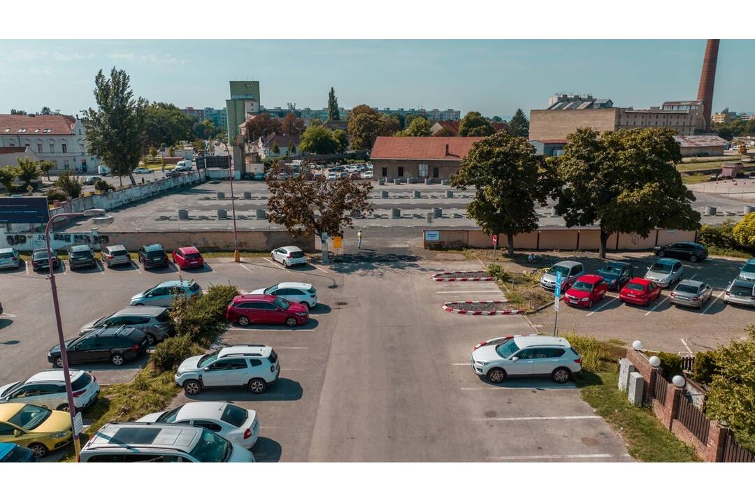 FOTO: Prokuratúra dala za pravdu mestu. Parkovisko na Rybníkovej ulici v Trnave je legálne, foto 3