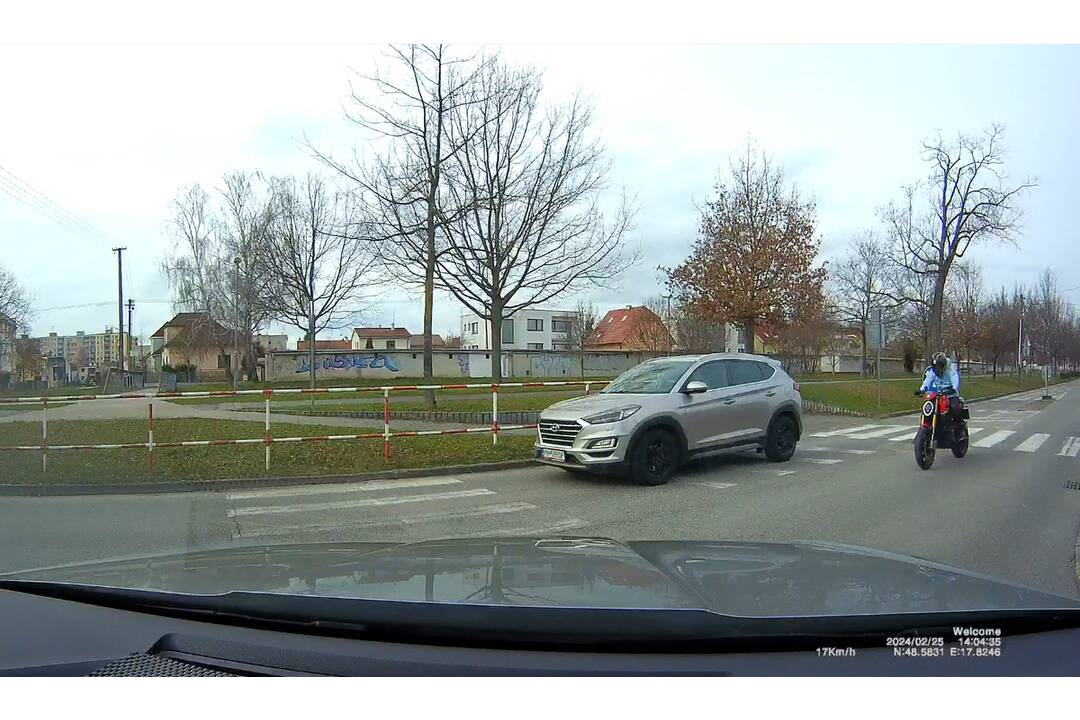 FOTO: Na piešťanskej križovatke jazdil v protismere neznámy motorkár, foto 1