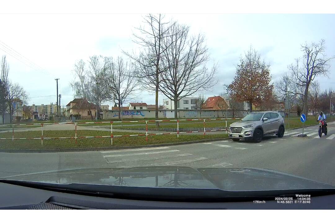 FOTO: Na piešťanskej križovatke jazdil v protismere neznámy motorkár, foto 2
