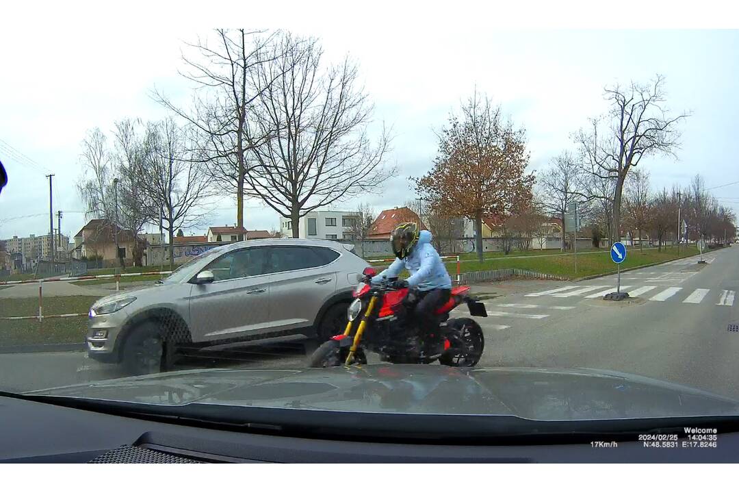 FOTO: Na piešťanskej križovatke jazdil v protismere neznámy motorkár, foto 3