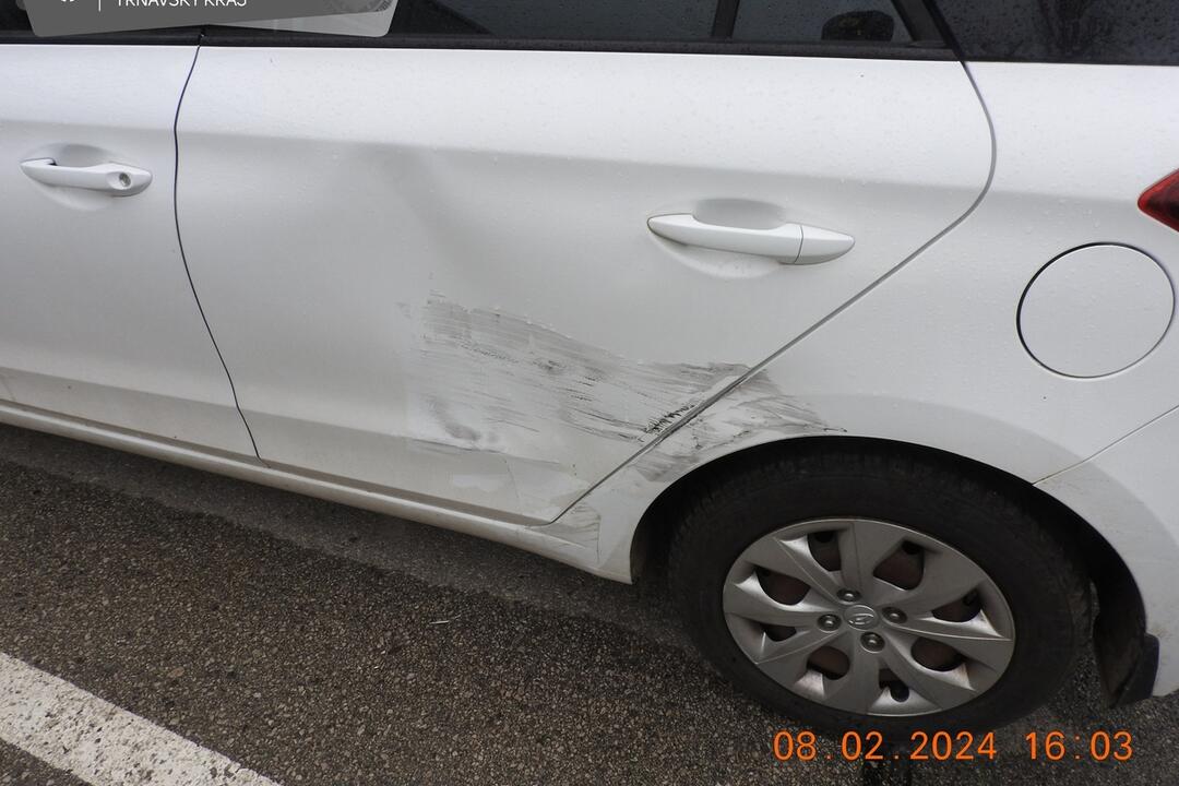 FOTO: Trnavskí dopravní policajti hľadajú svedkov dopravnej nehody, foto 3