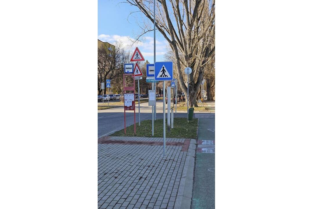 FOTO: Dopravné značky v Piešťanoch pripomínajú slalom, foto 4