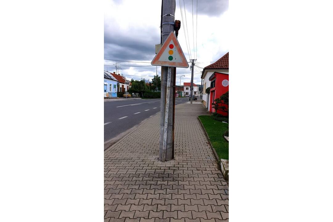 FOTO: Dopravné značky v Piešťanoch pripomínajú slalom, foto 5