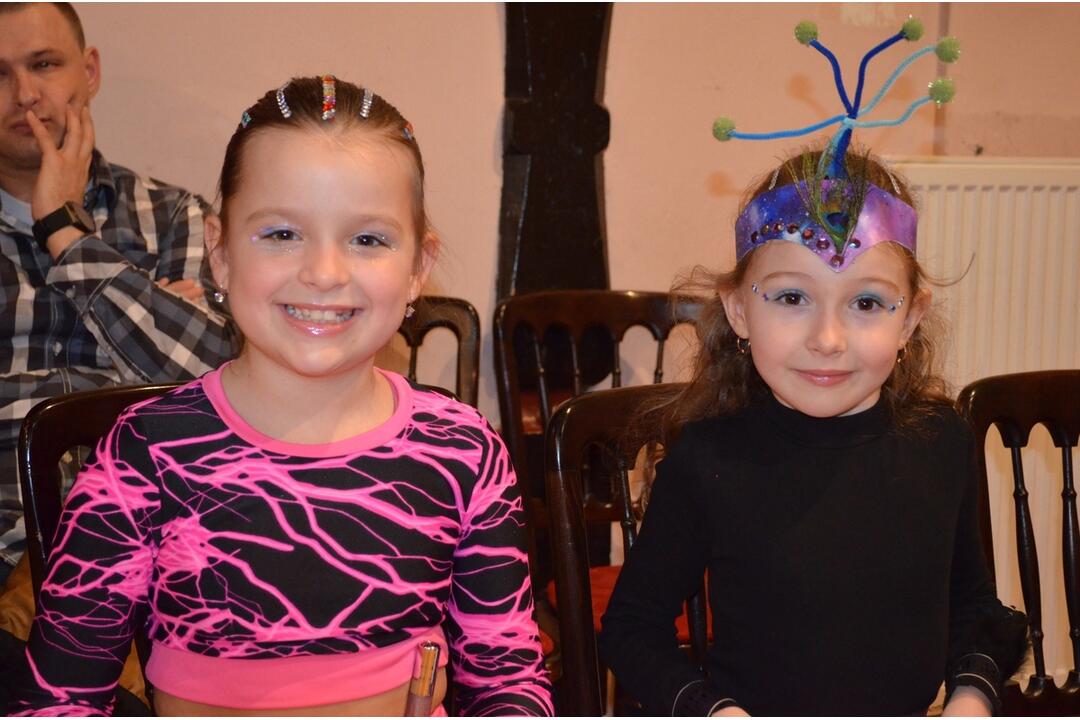 FOTO: V Skalici sa konal karneval. Prišiel rytier aj Snehulienka, foto 1