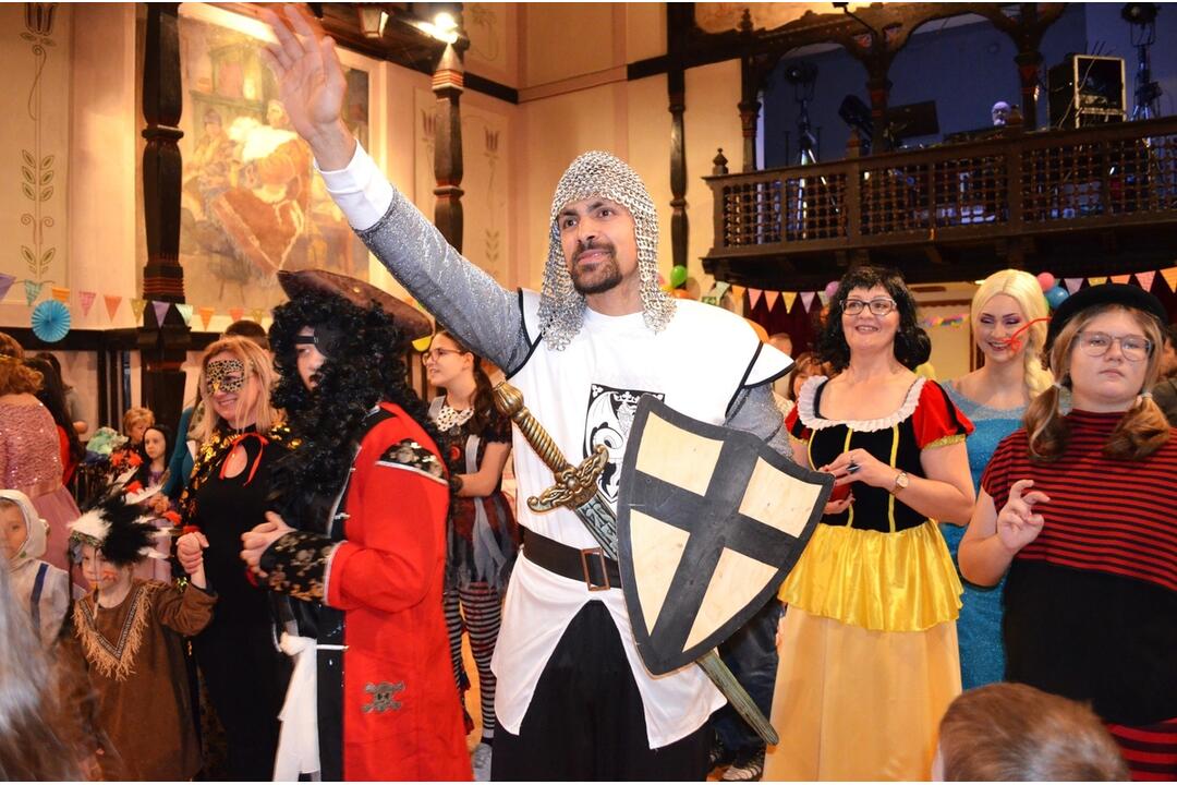 FOTO: V Skalici sa konal karneval. Prišiel rytier aj Snehulienka, foto 6