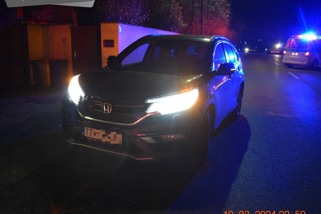 FOTO: V obci Zvončín auto zrazilo len 18-ročné dievča, foto 3