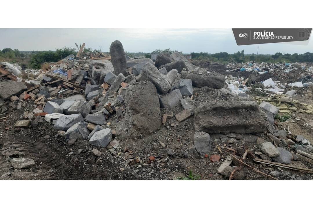 FOTO: Muž z obce Baka vytvoril nelegálnu skládku. Jej odstránenie bude stáť 4 milióny eur, foto 1
