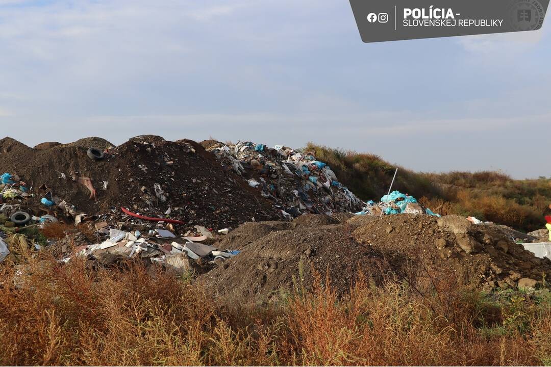 FOTO: Muž z obce Baka vytvoril nelegálnu skládku. Jej odstránenie bude stáť 4 milióny eur, foto 2
